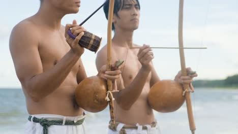 músicos tocando instrumentos