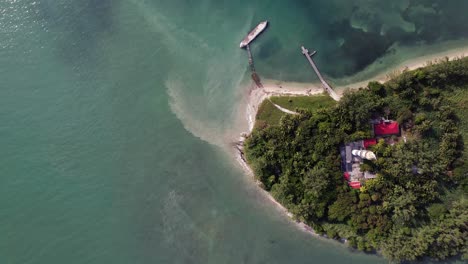 Aerial-shot-of-Isla-de-Sacrificios-in-Veracruz,-Mexico,-tropical-island-in-the-Gulf-of-Mexico