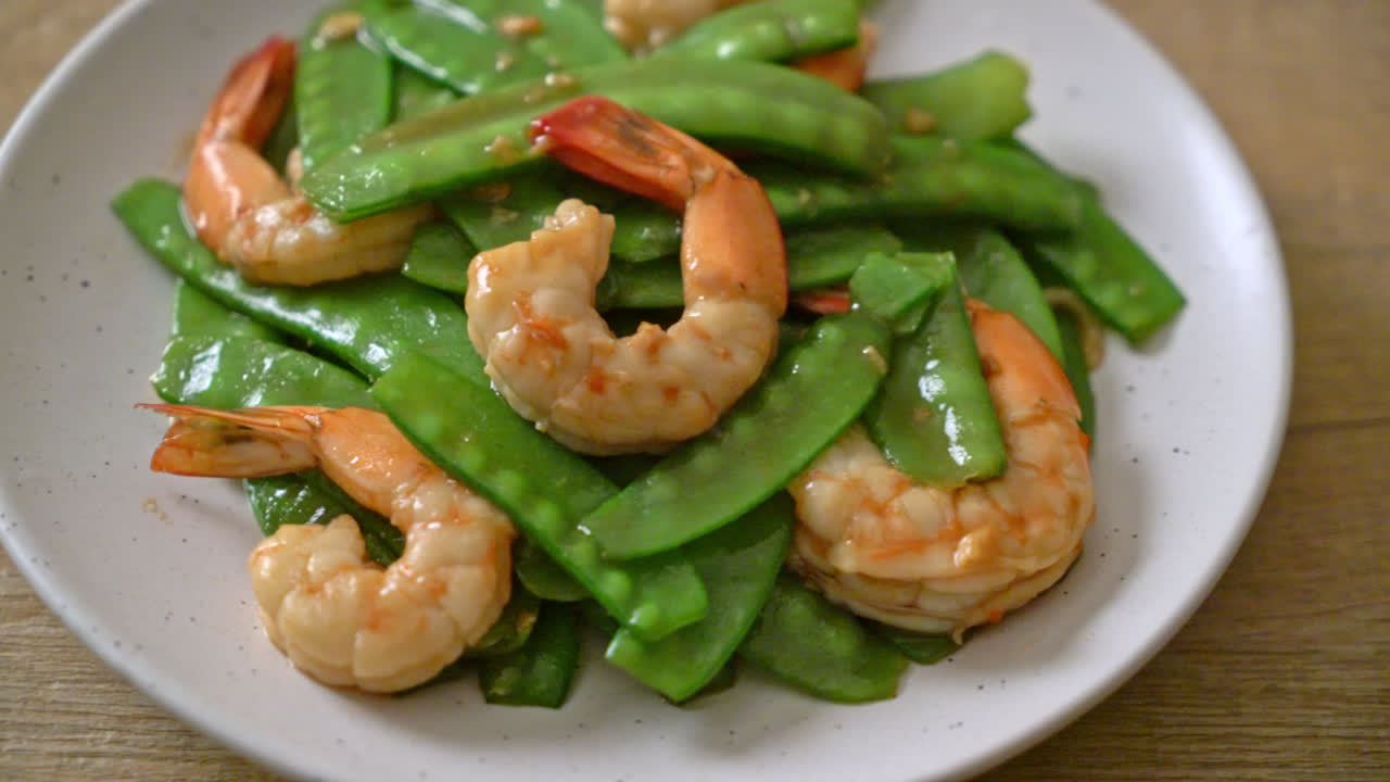 새우를 곁들인 녹색 완두콩 볶음 - 수제 음식 스타일