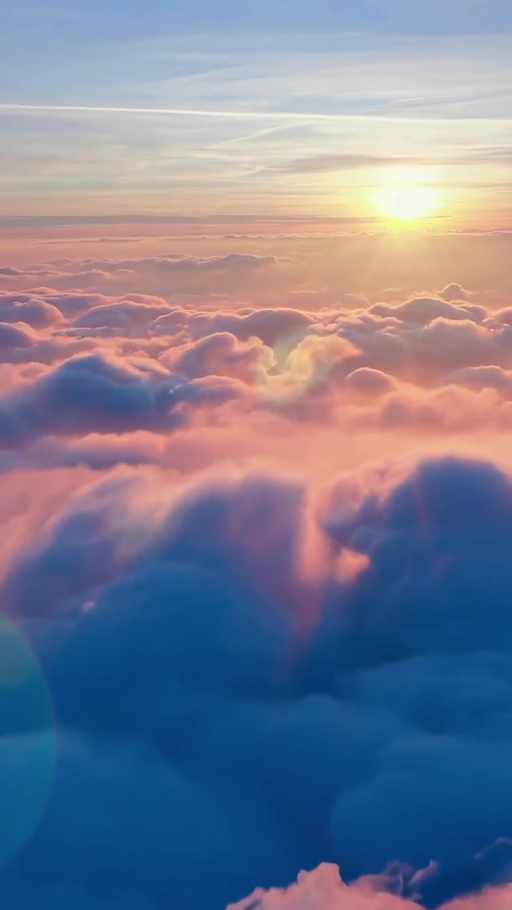Vista aerea di nuvole al tramonto dal finestrino dell'aereo