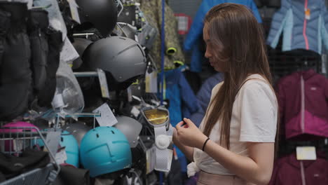 mujer comprando equipo de esquí