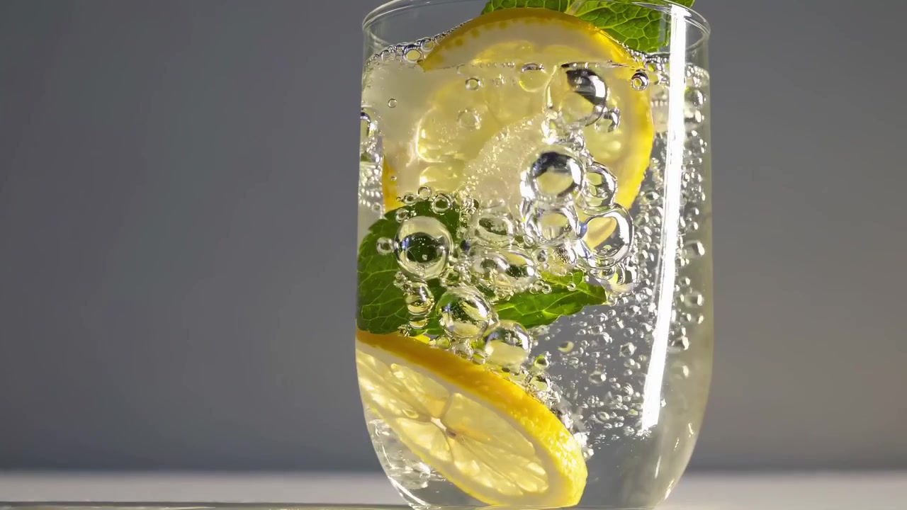 Bevanda rinfrescante al limone e menta con bollicine frizzanti