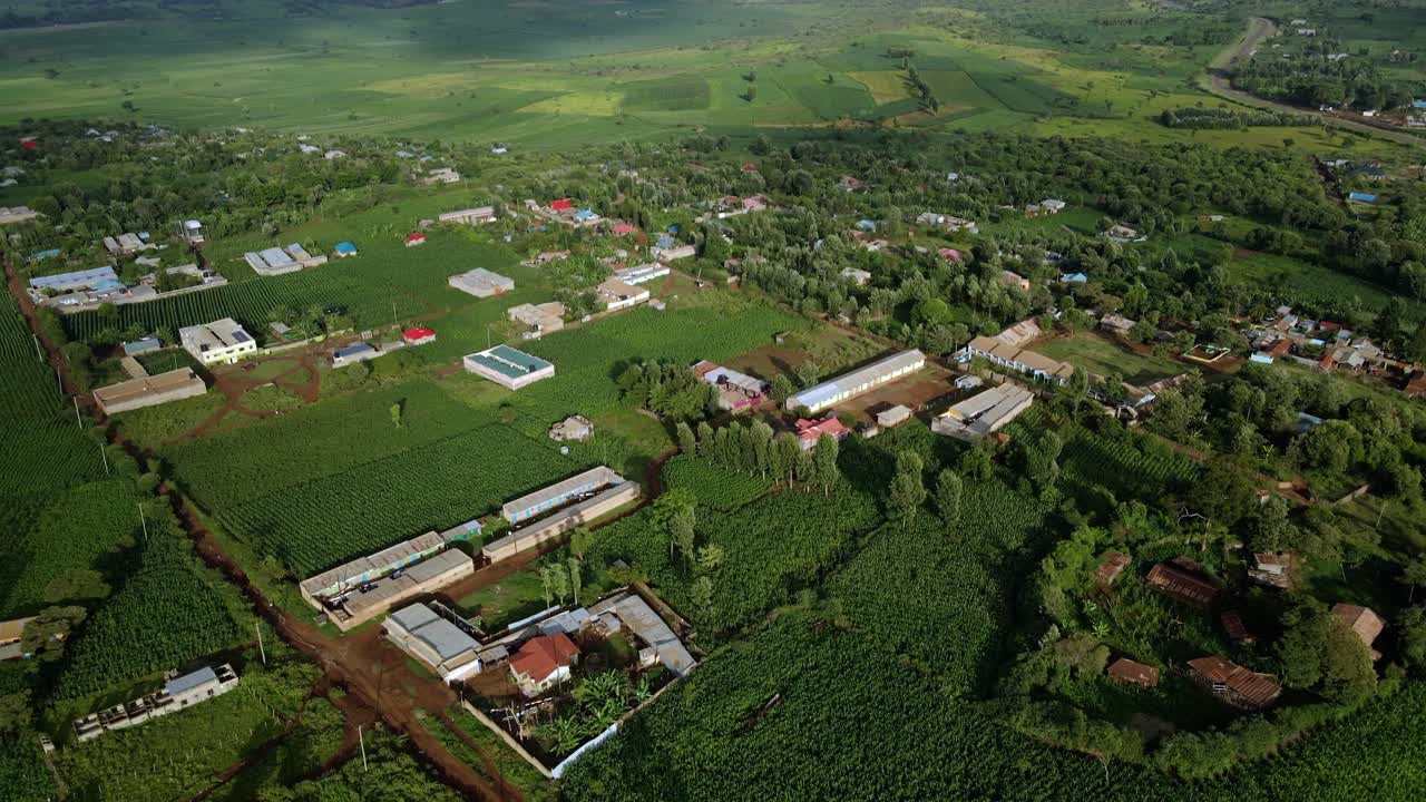 아프리카 케냐의 시골에 있는 마을의 공중 전망 - 상승, 드론 샷