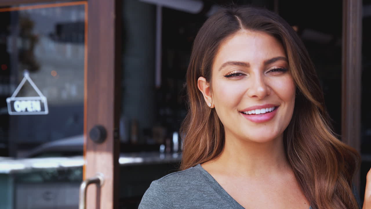 retrato de la propietaria de una cafetería o restaurante de inicio de pie en la puerta