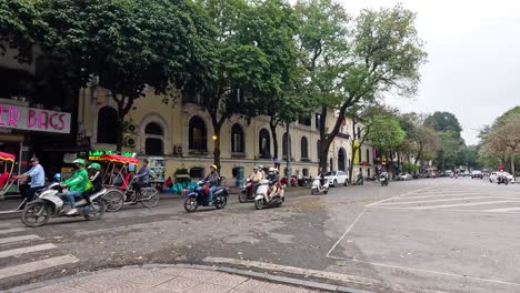 escena de la calle ocupada con ciclos y motocicletas