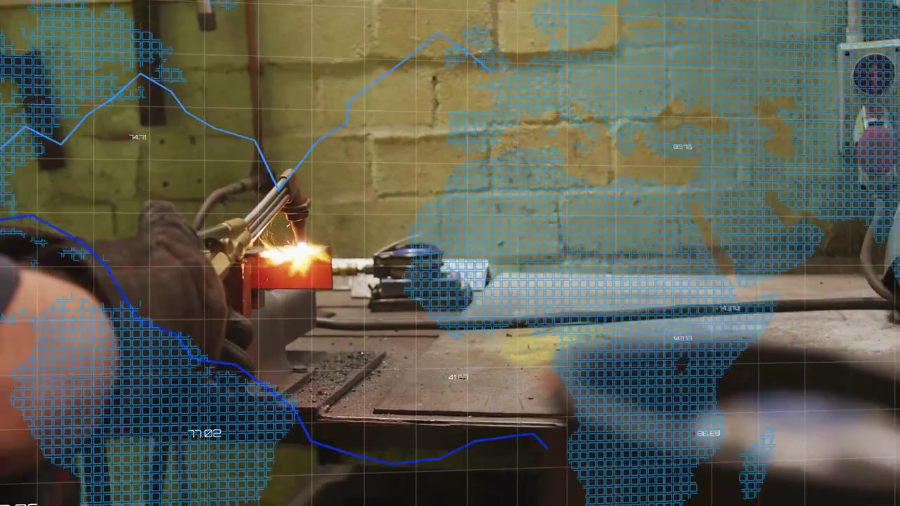 Operaio metallurgico che usa una torcia, tagliando con una morsa mentre grafici, mappa e linee si espandono, monitorando la produzione.