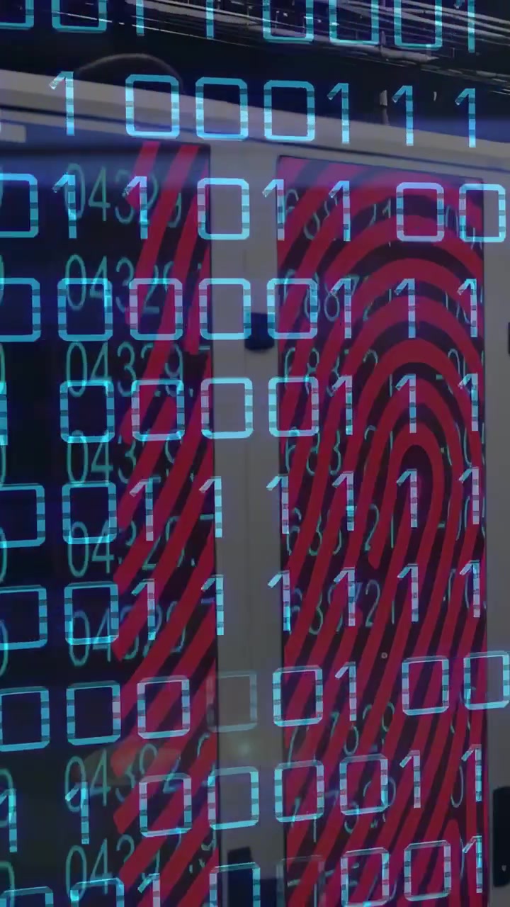 Vidéo verticale: 3 panneaux affichant des données d'impression en croissance, caméra panoramique sur des bits, des chiffres, une grille se remplissant, sécurité