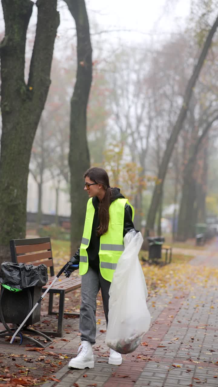 una mujer limpiando un parque.