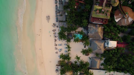 vista aérea de un complejo turístico a lo largo de una hermosa playa de arena blanca y agua transparente
