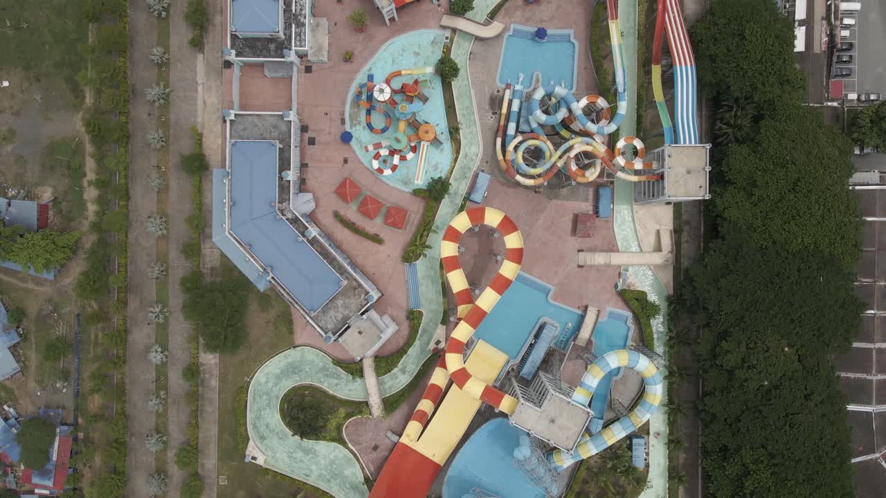 воздушный перелет: несколько посетителей в аквапарке в куа, лангкави