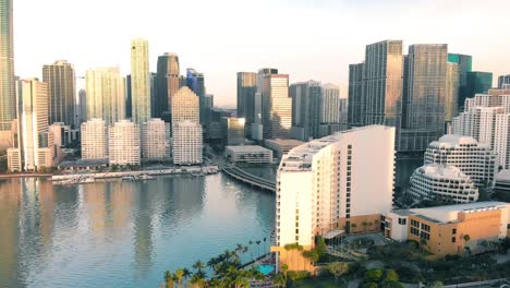 vista aérea del centro urbano de miami al sur del río miami brickell reflejándose en el agua al amanecer, cámara lenta