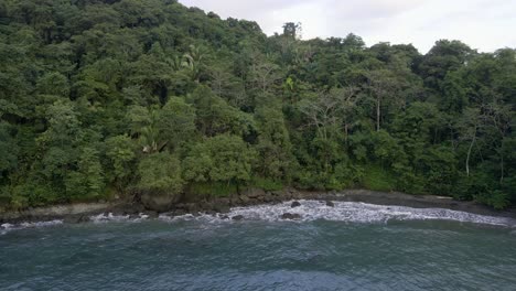 La-Apartada-Playa-La-Macha-Cerca-De-Quepos,-Costa-Rica-Durante-La-Marea-Alta