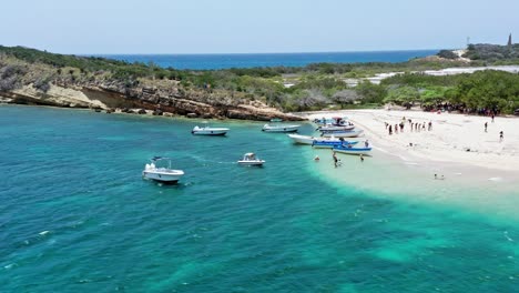 Turistas-De-Gira-Por-Un-Islote-Tropical-Aislado-Cerca-De-Montecristi,-Isla-Cabra