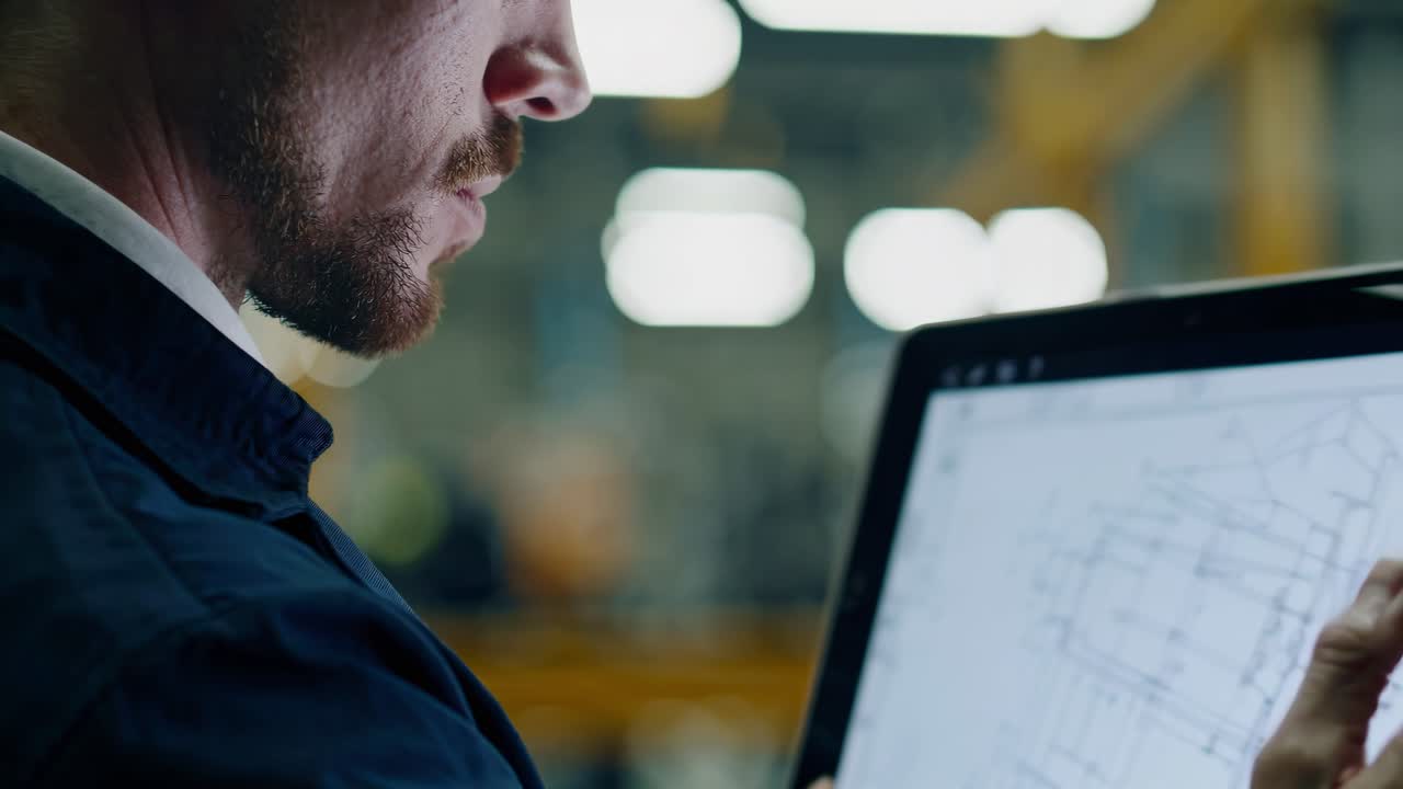 ingeniero revisando el dibujo técnico en la tableta