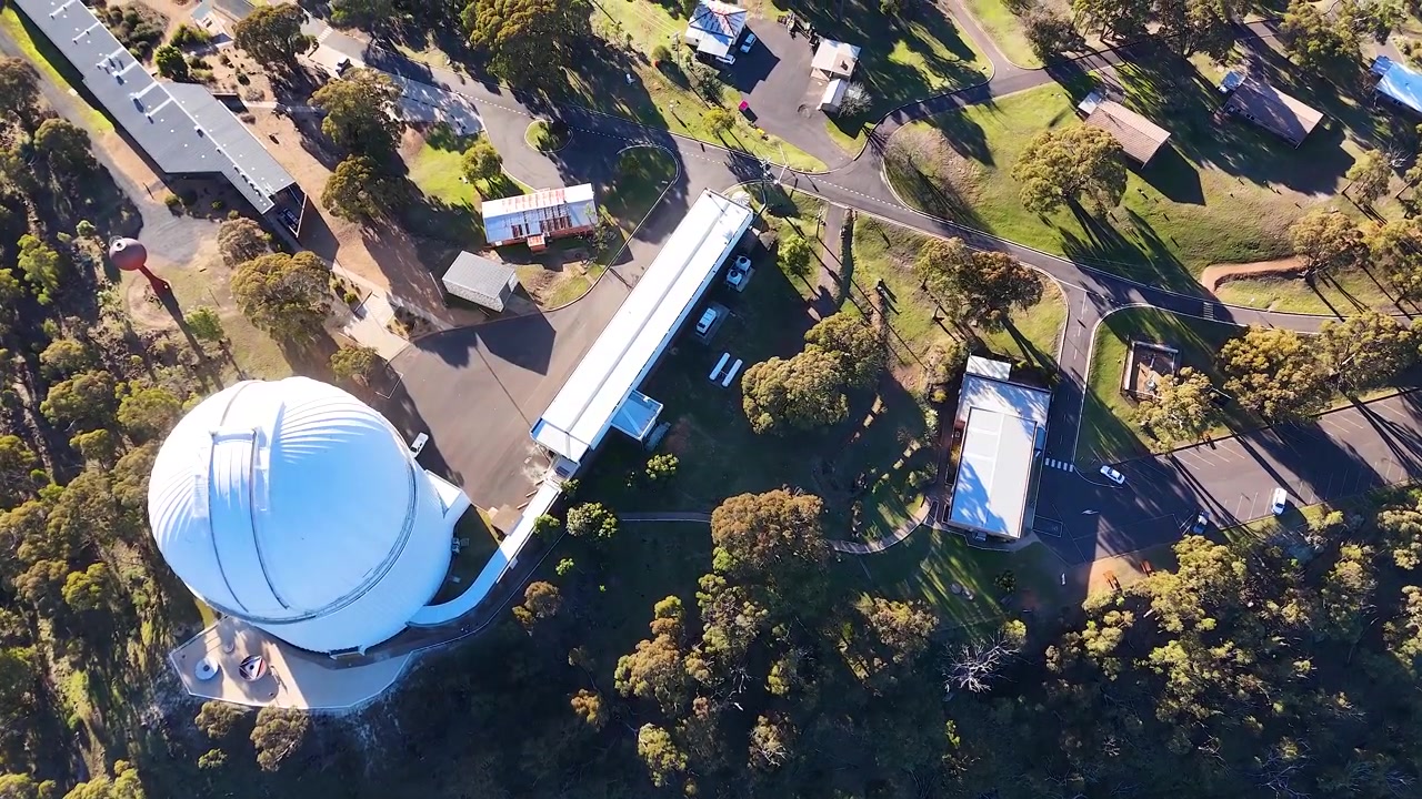 Højvinkel droneoptagelse af Siding Spring Observatoriets teleskopkuppel i Warrumbungle Nationalpark