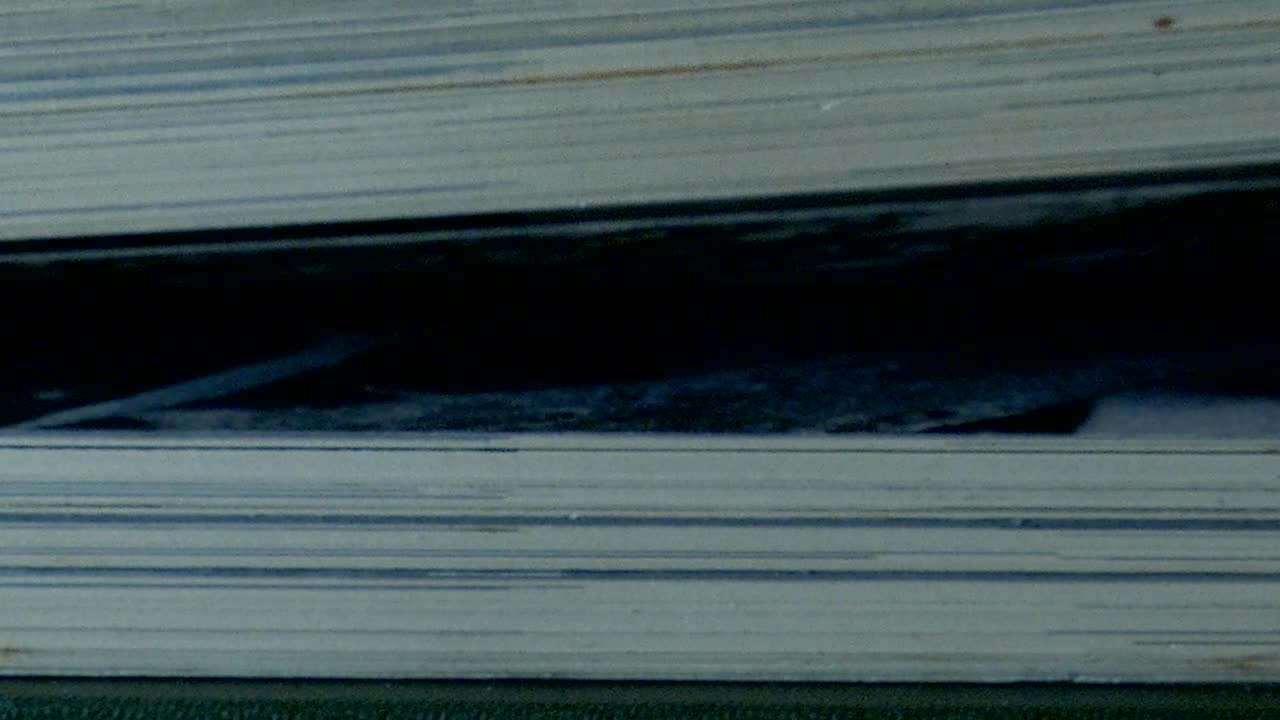 libro con páginas giradas