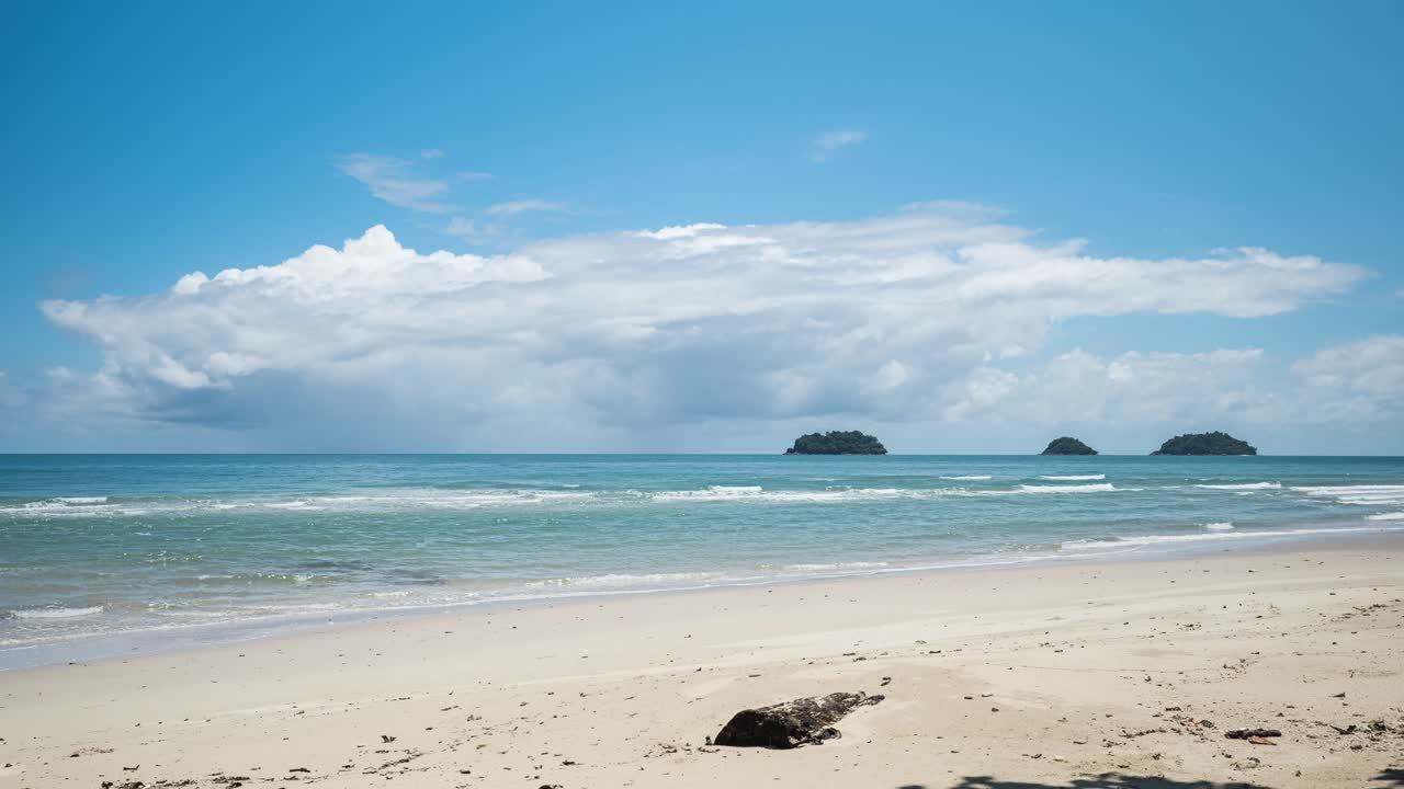 태국 코 창 근처의 작은 섬과 함께 바닷물 위에 형성되는 폭풍 구름의 4k timelapse