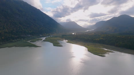 Sonnenaufgang-über-Dunstigen-Waldberggipfeln-Luftaufnahme-über-Dem-Glänzenden-Sylvensteinsee