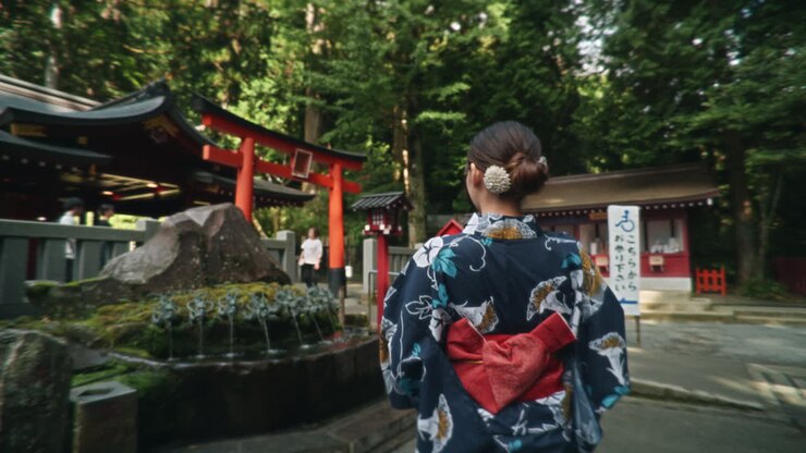 Donna in kimono al tempio giapponese
