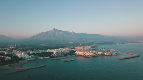 Videoaufnahmen-Aus-Der-Luft-Von-Einem-Strand-In-Nueva-Andalucía-Spanien-In-4k