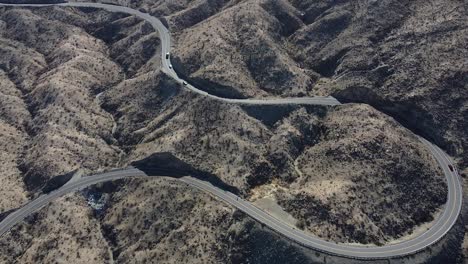 sinuosa autopista 74 a través del paisaje montañoso del desierto de california, toma aérea de drones