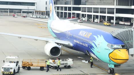 timelapse of airplane serviced by ground crew