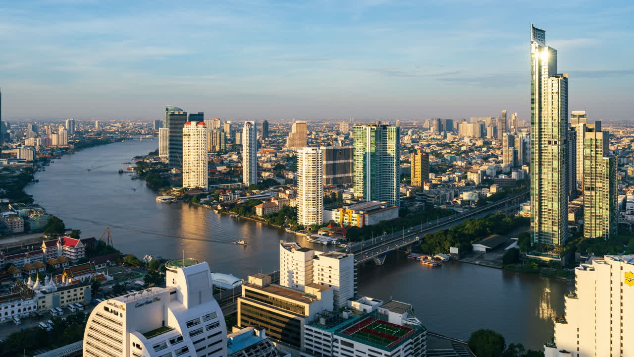Timelapse do trânsito matinal na ponte Sathon e no rio Chao Phraya, Bangkok