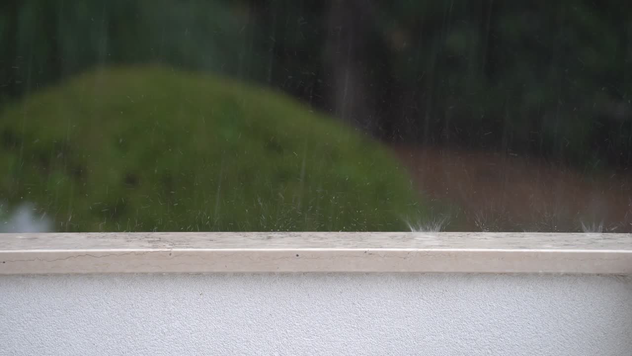 크로아티아에서 폭풍 중에 방울이 정원 벽에 떨어지고 스플래시가 발생합니다.