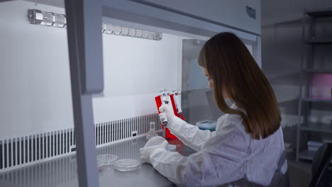 a female scientist works in a laboratory