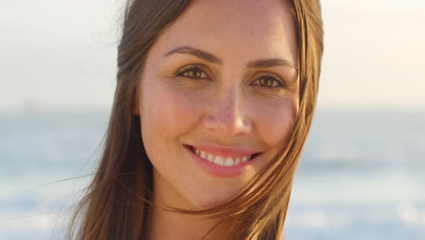 feliz, retrato y rostro de mujer en la playa