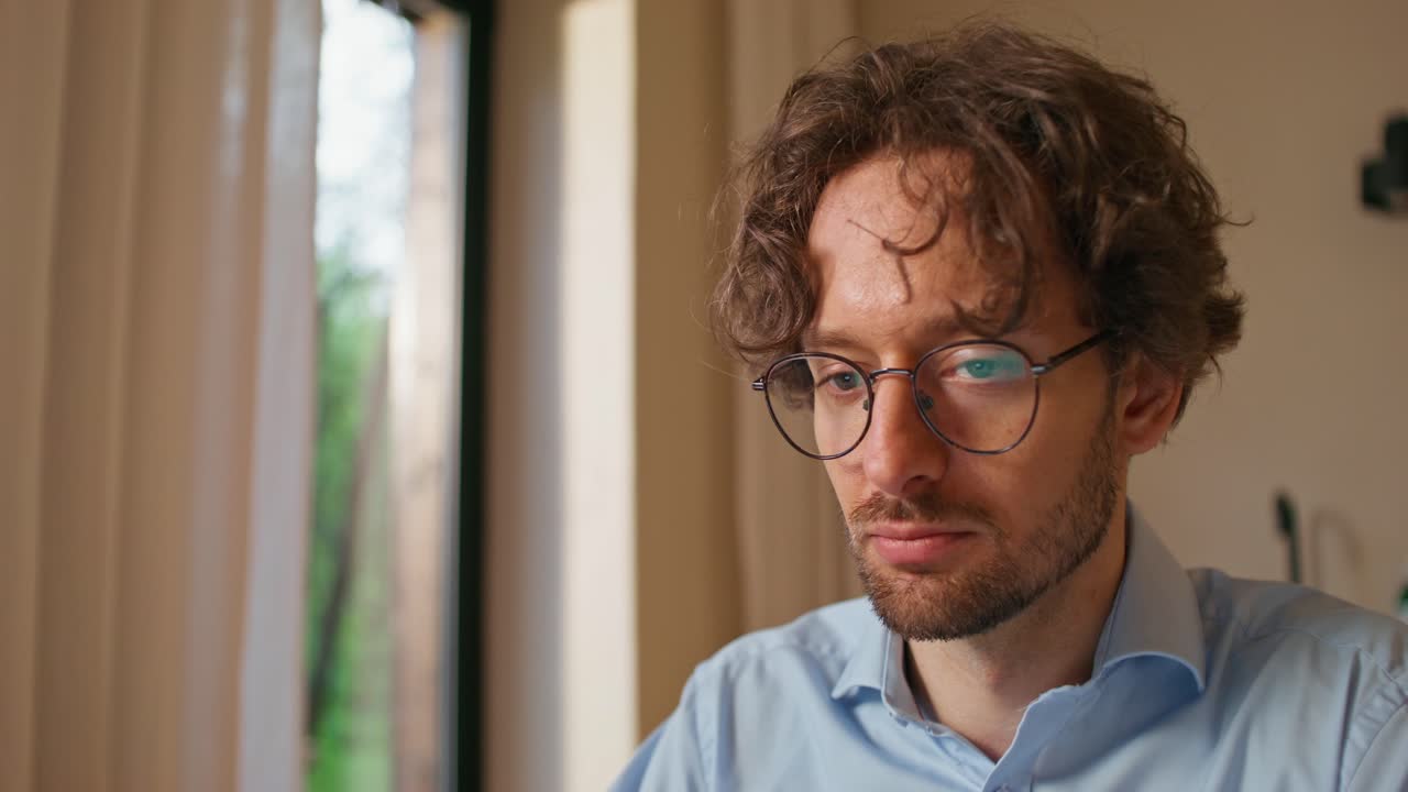 hombre trabajando en un escritorio