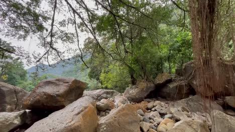 Rocas-En-Las-Montañas-Del-Río-De-Las-Cataratas-Del-Arco-Iris-Cerca-Del-Pueblo-De-Tyrna-En-India