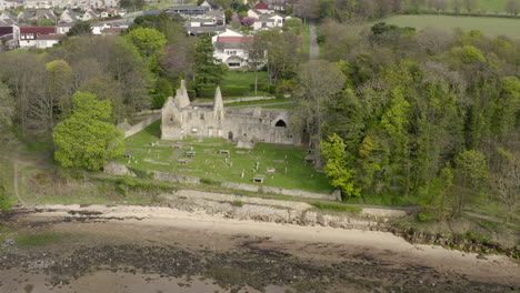 Una-Vista-Aérea-De-La-Ruina-De-St-Bridgets-Kirk-A-Orillas-Del-Fiordo-De-Adelante,-Escocia