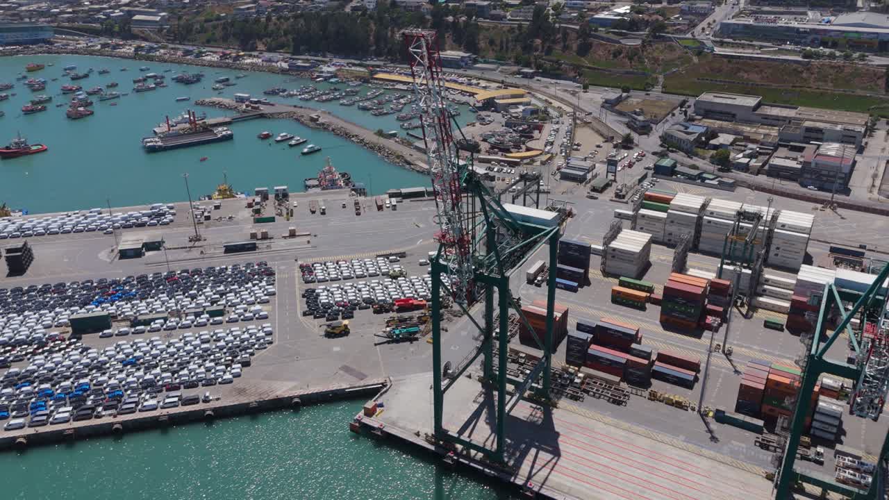 칠레의 산안토니오 항구에서 크레인을 지나가는 항공기