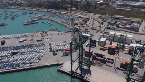 Luftaufnahmen,-Die-An-Kränen-Im-Hafen-Von-San-Antonio-In-Chile-Vorbeifliegen