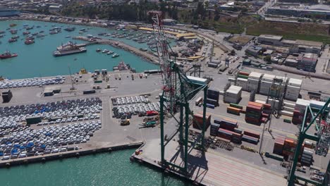 vuelo aéreo más allá de las grúas en el puerto de san antonio en chile