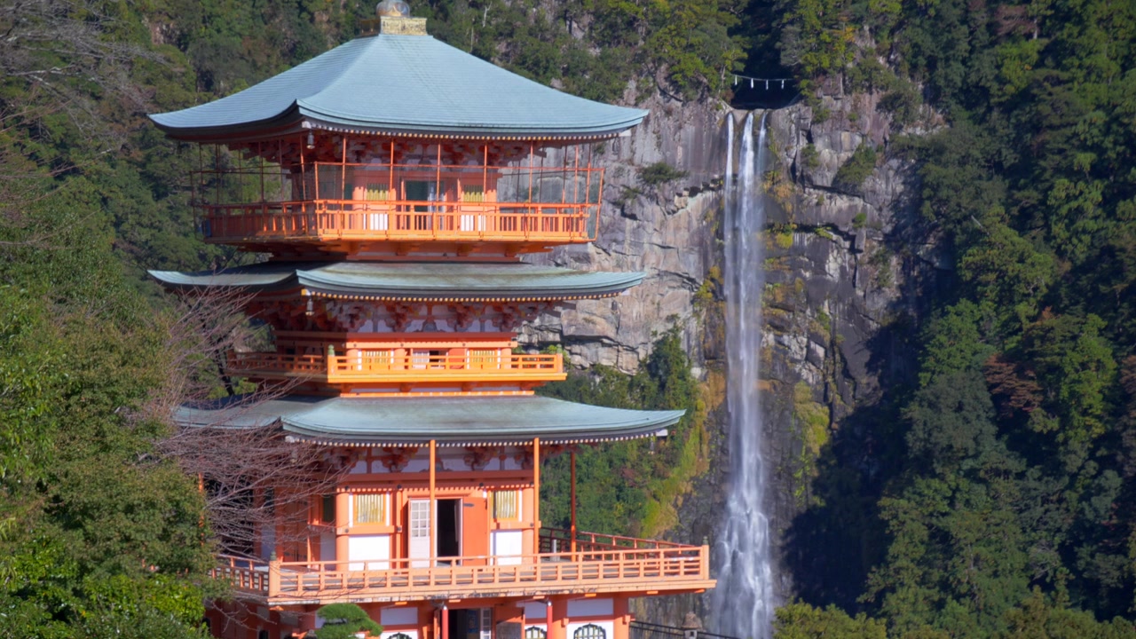 Wakayama, Japani: Arkistomateriaali tallentaa Nachin putoukset ja Seigantoji-temppelin kolmikerroksisen pagodin lähikuvassa Seigantoji-temppelistä. Esittele näiden ikonisten maamerkkien viehättävät yksityiskohdat.