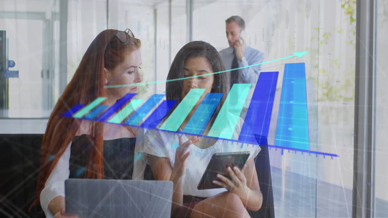 animación del procesamiento de datos estadísticos contra dos mujeres diversas discutiendo en la oficina