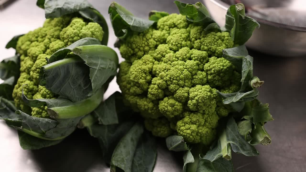 두 개의 초록색 카리플라워 머리