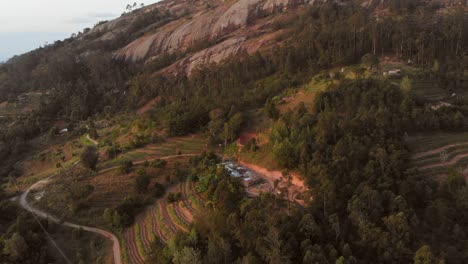 Ein-Kleines-Dorf-In-Den-Bergen-Der-Taita-Hügel-Bei-Sonnenuntergang,-Kenia