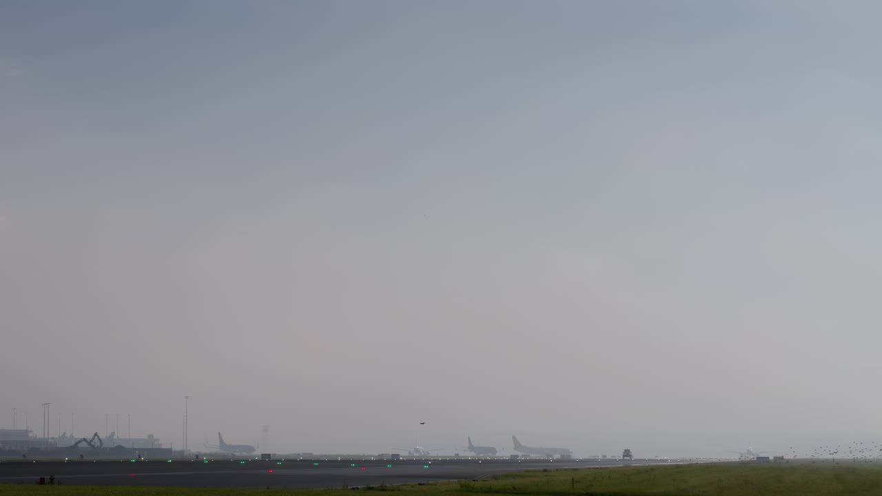 pista de aterrizaje del aeropuerto en el amanecer
