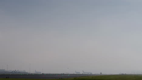 새벽 에 안개 가 가득 한 공항 활주로