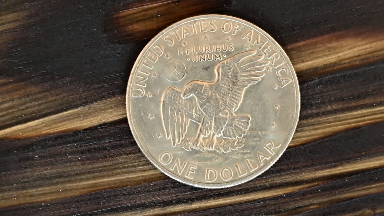Primo piano del dollaro d'argento Eisenhower 1972-D su sfondo in legno