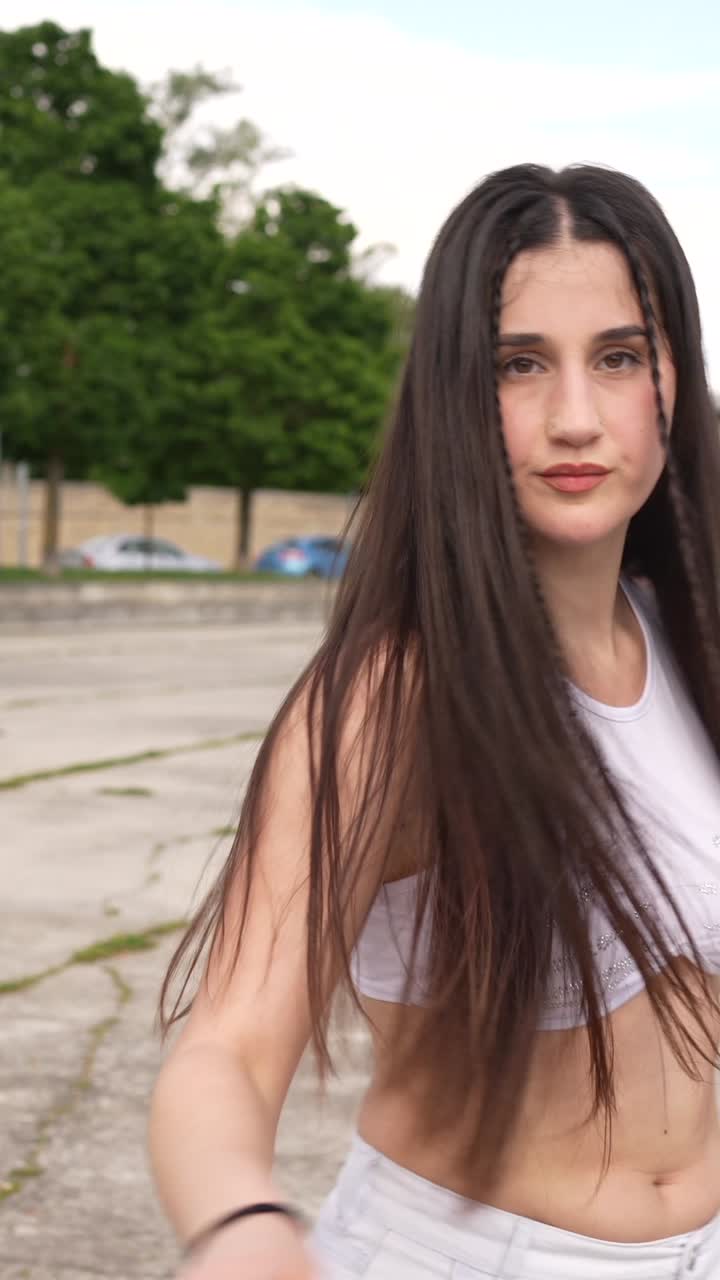 mujer joven bailando al aire libre