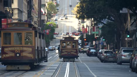 tranvías bajando por la calle california san francisco