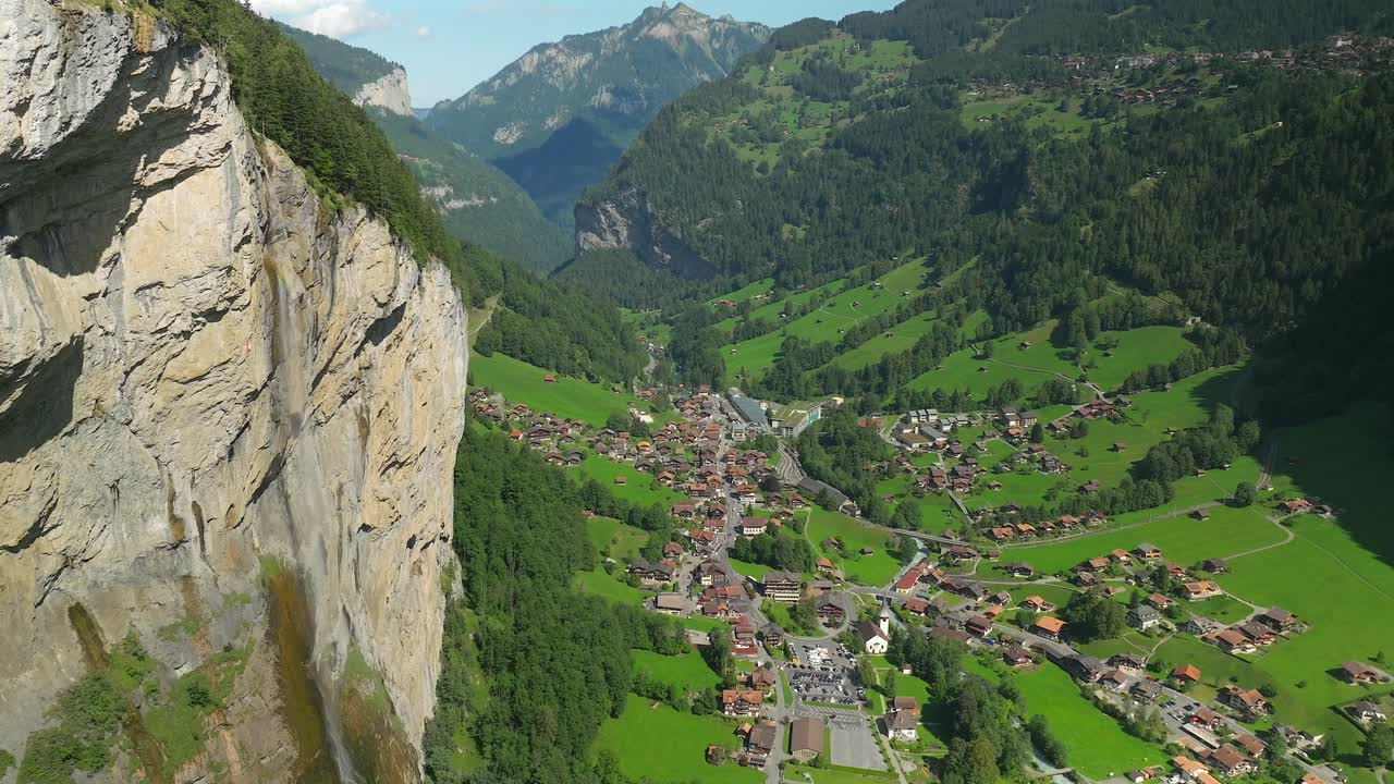 stuabbach 폭포와 lauterbrunnen 계곡, 스위스의 회전 조감도