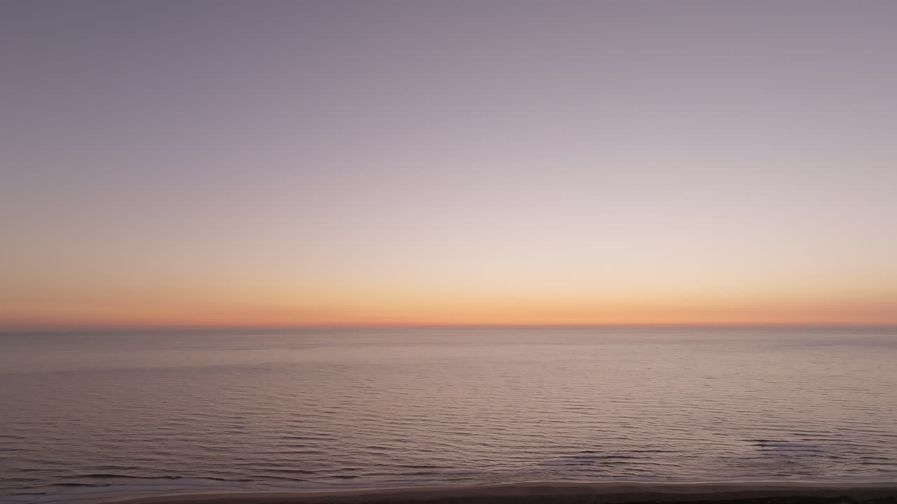 바다 위에 해가 지는 것