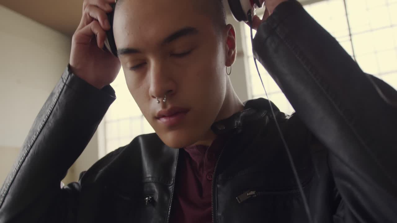 버려진 창고에 있는 멋진 젊은 남자