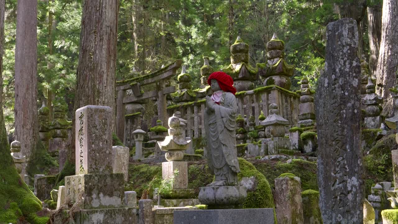 일본 코야산에 있는 오쿠노인 사원, 느린 중간 슬라이더