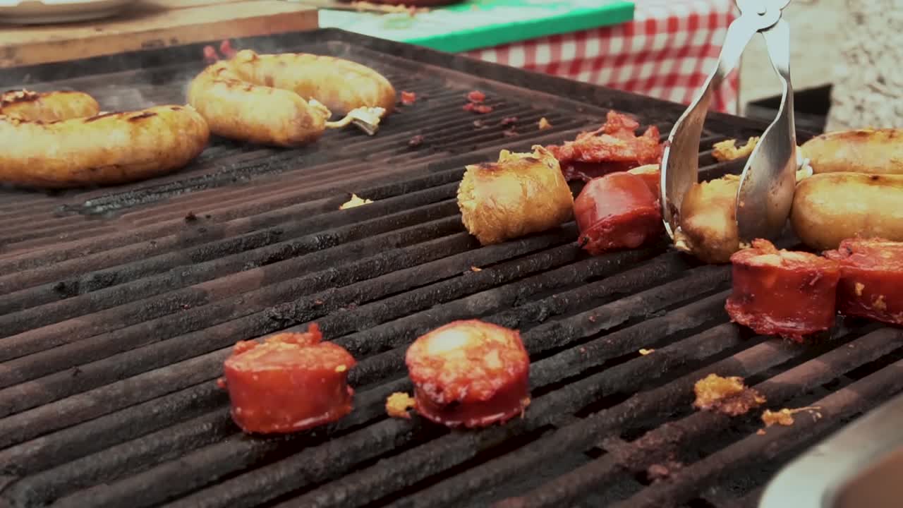 chef cocinando chourizo en fuego caliente